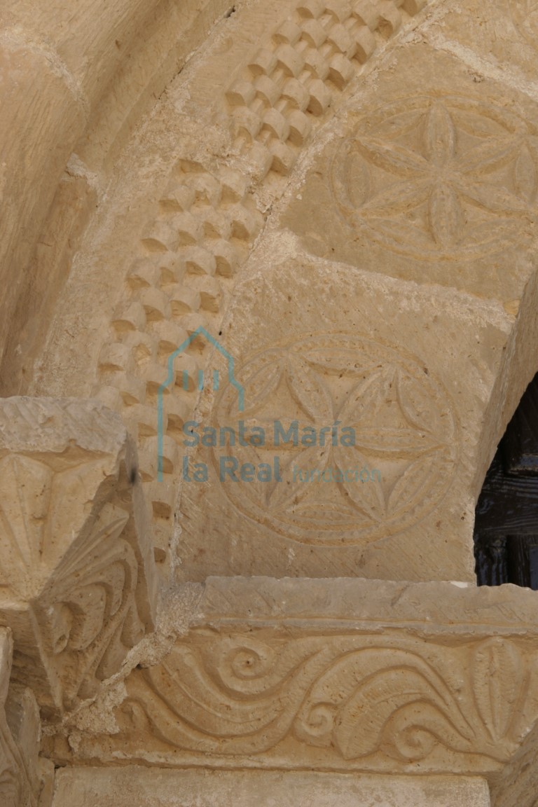 Detalle del cimacio y la decoraciónde las dovelas de flores hexapétalas inscritas en una línea fila de perlitas Detalle del cimacio y la decoraciónde las dovelas de flores hexapétalas inscritas en una línea fila de perlitas