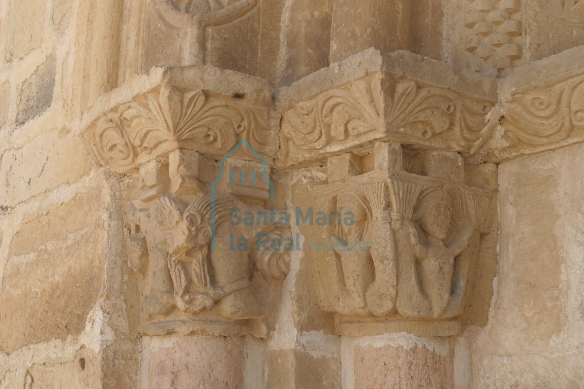 Vista de los capiteles del lado este de la portada septentrional
