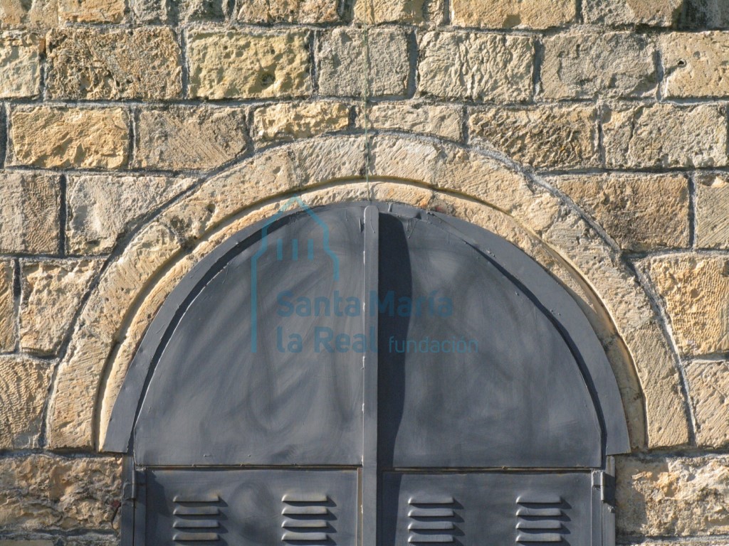 Detalle del arco de la puerta de acceso de la puerta meridional