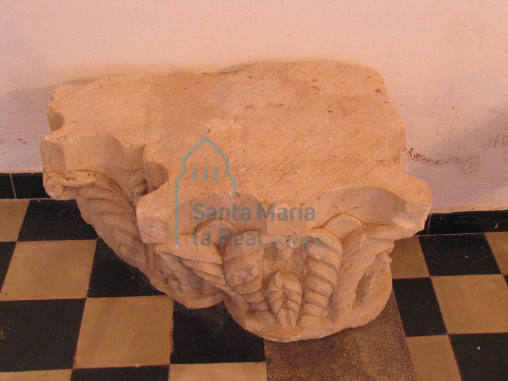 Capitel conservado en el interior