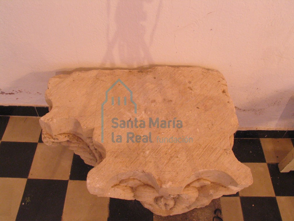 Capitel conservado en el interior