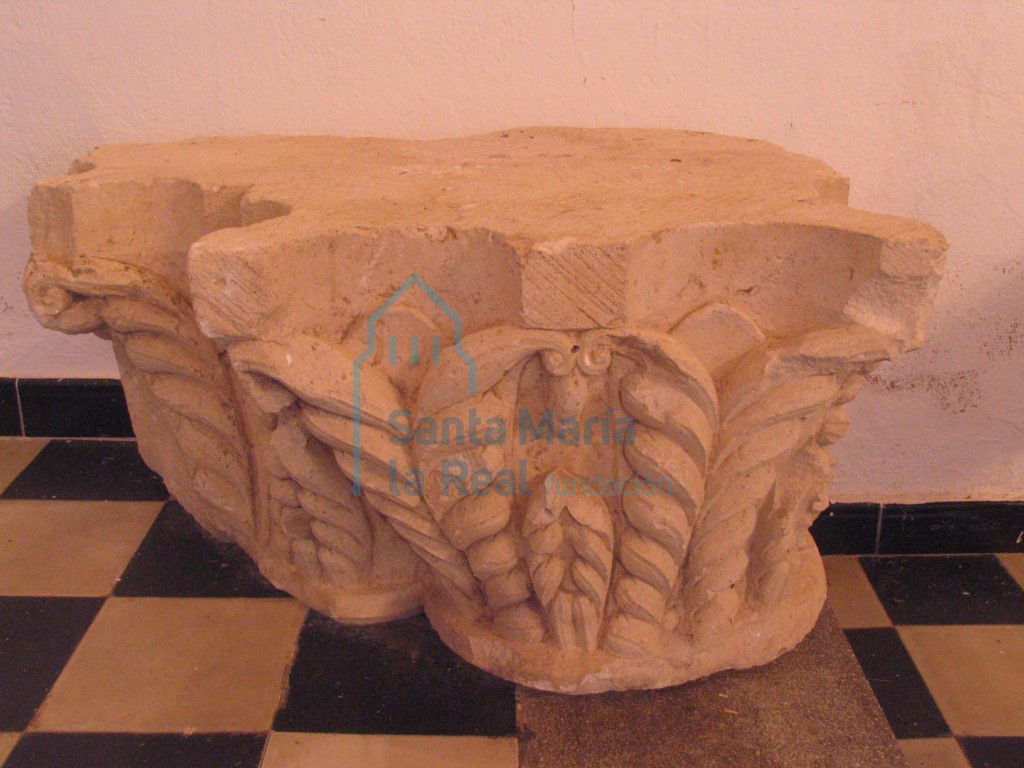 Capitel conservado en el interior