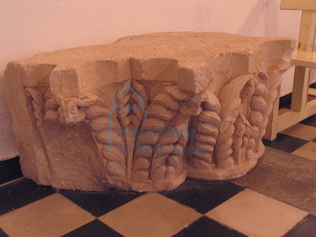 Capitel conservado en el interior