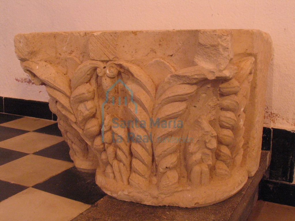 Capitel conservado en el interior