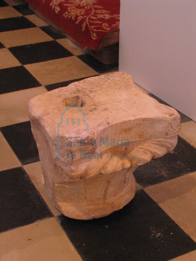 Capitel conservado en el interior