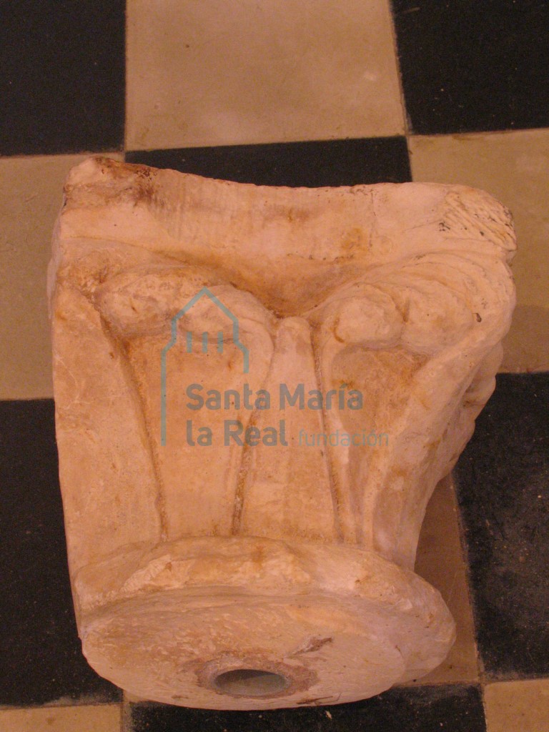 Capitel conservado en el interior