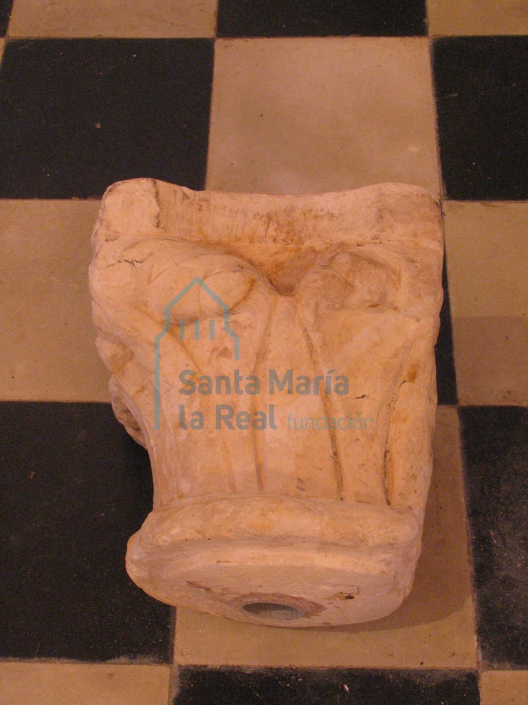 Capitel conservado en el interior