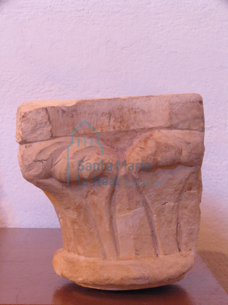 Capitel conservado en el interior