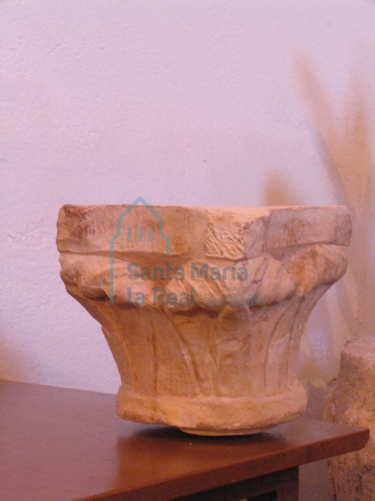 Capitel conservado en el interior
