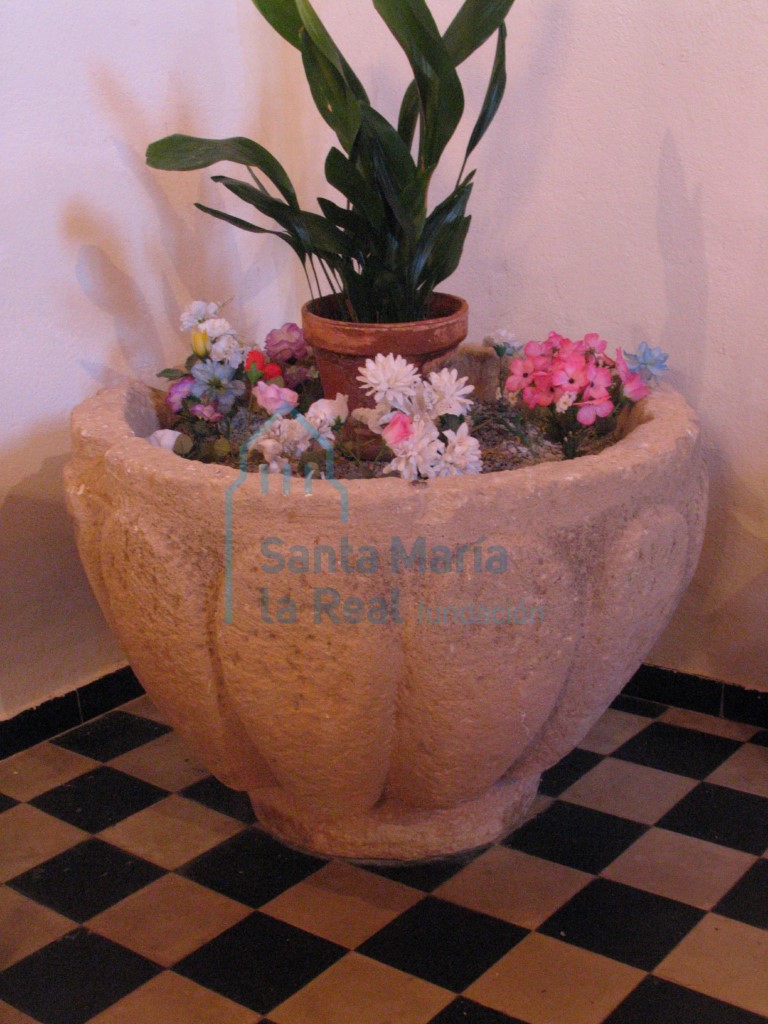 Pila bautismal gallonada