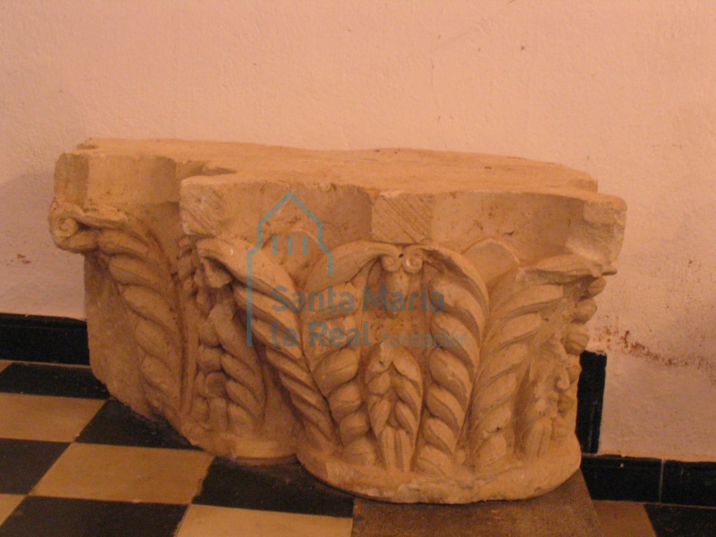 Capitel conservado en el interior