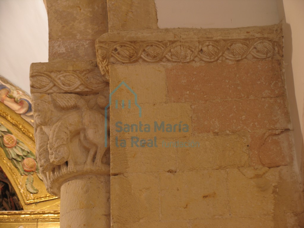 Detalle del cimacio de los capiteles del arco triunfa decorado con roleos vegetales