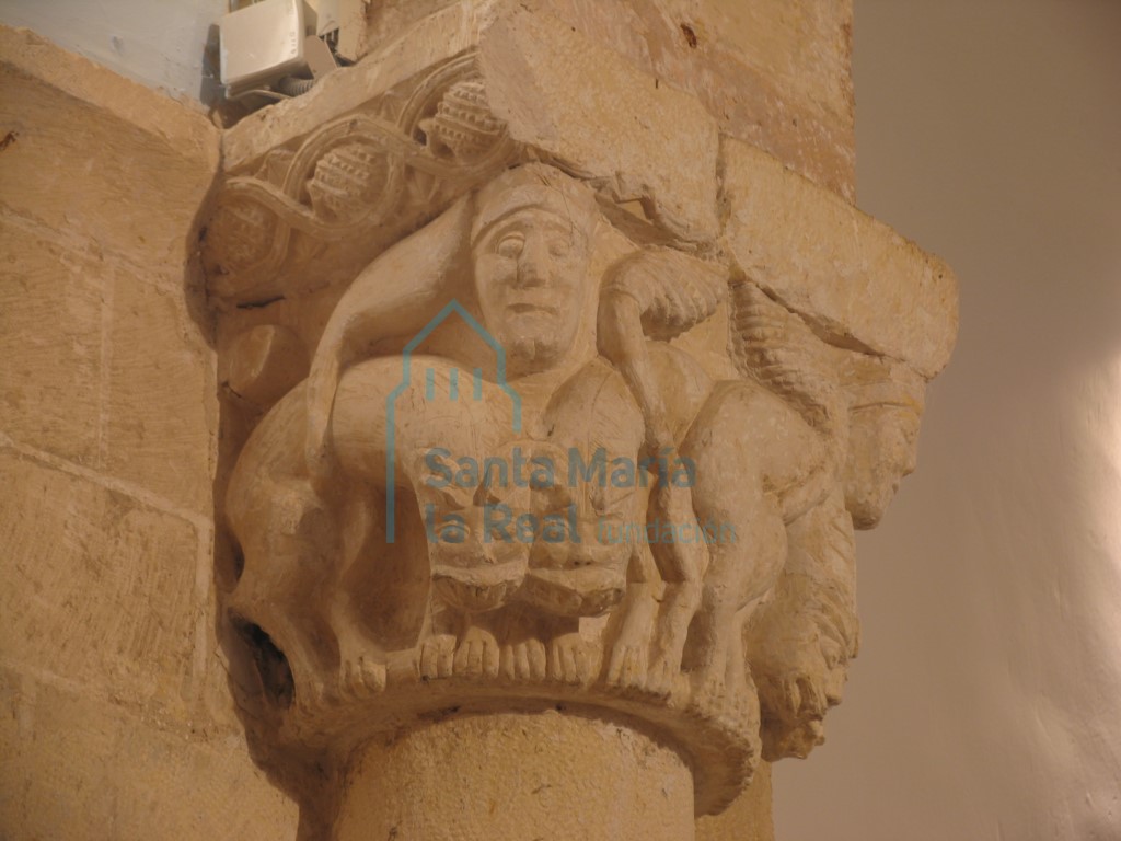 Capitel derecho del arco triunfal. Leones y cabeza con tocado en las arista