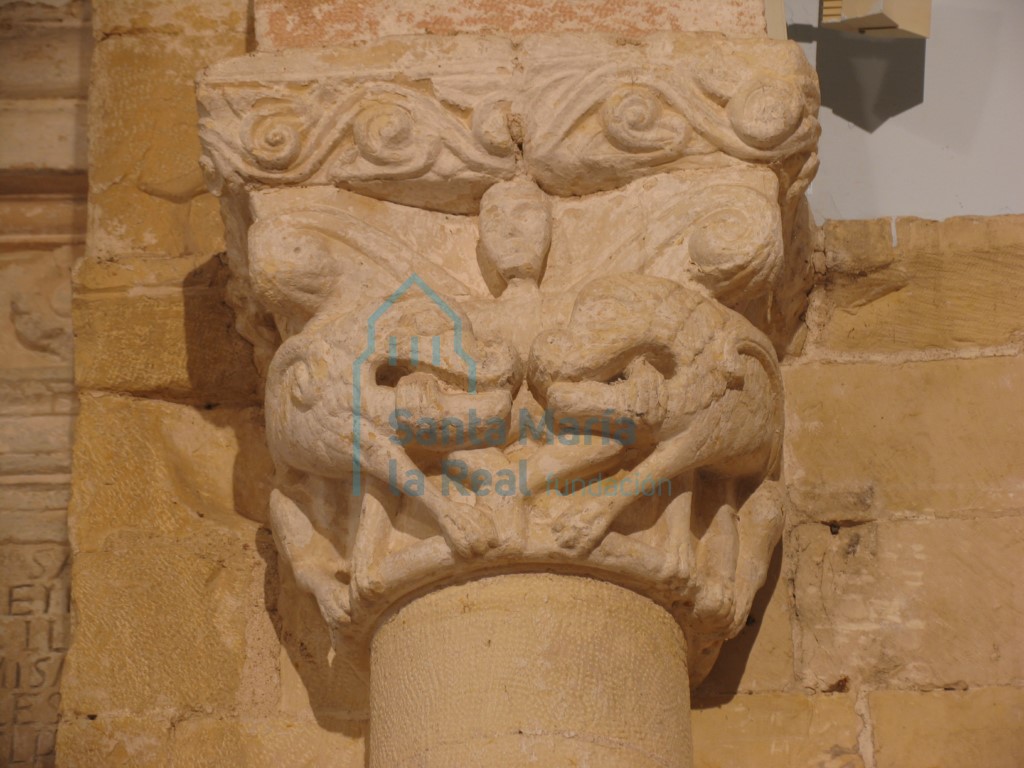 Capitel izquierdo del arco triunfal. Daniel en el pozo de los leones