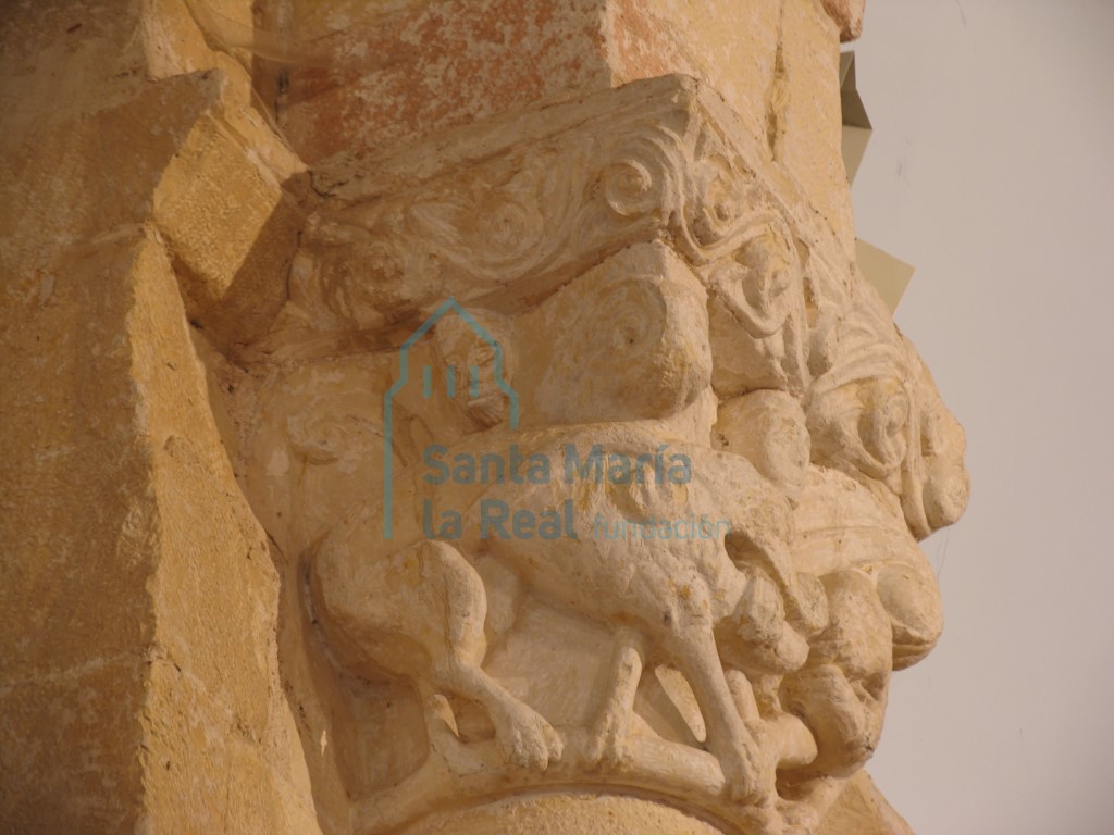 Capitel izquierdo del arco triunfal. Daniel en el foso de los leones