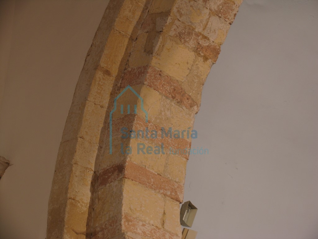 Detalle del dovelaje bícromo del arco triunfal
