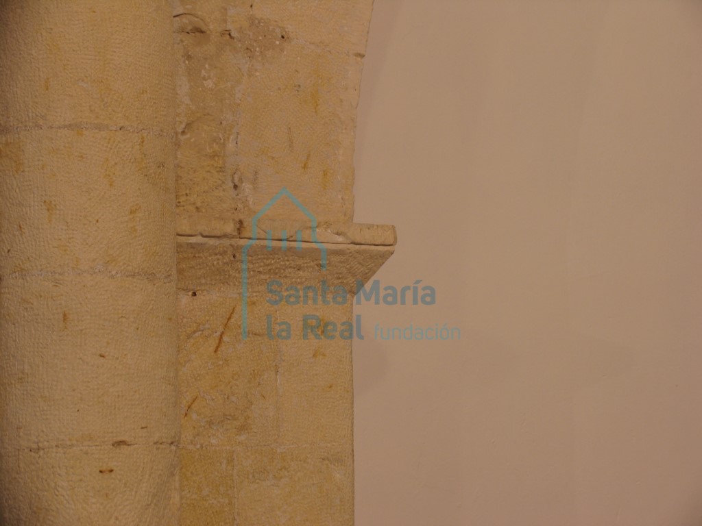 Detalle de la imposta del arco del interior del presbiterio