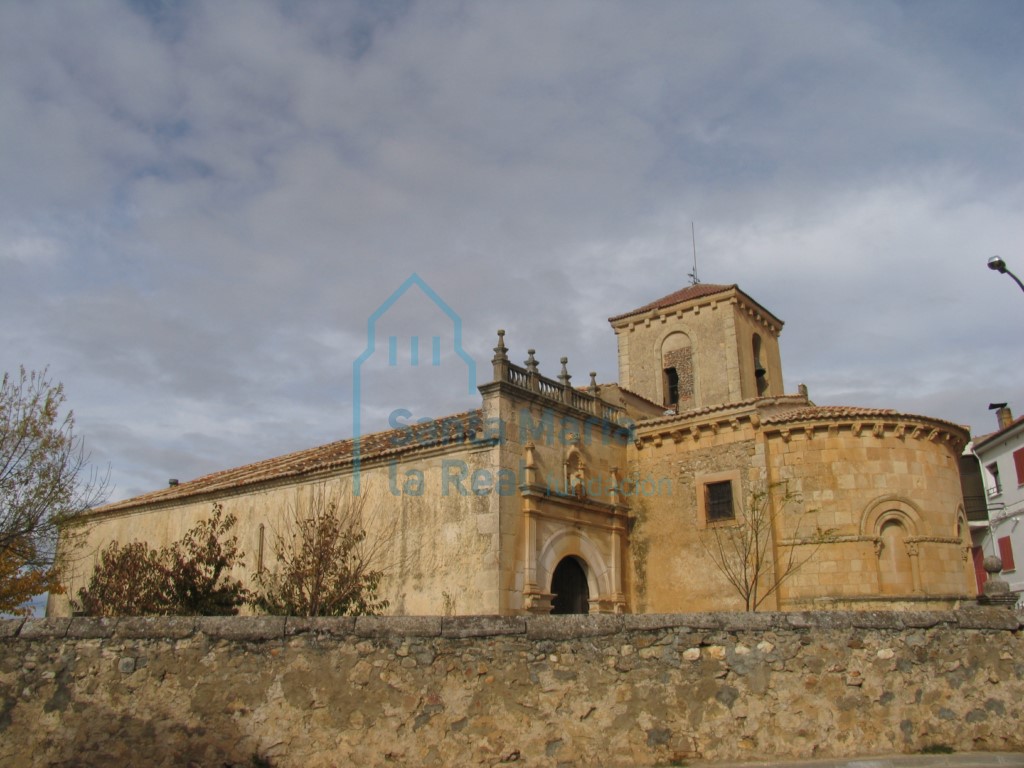 Vista exterior de la iglesia desde el sur