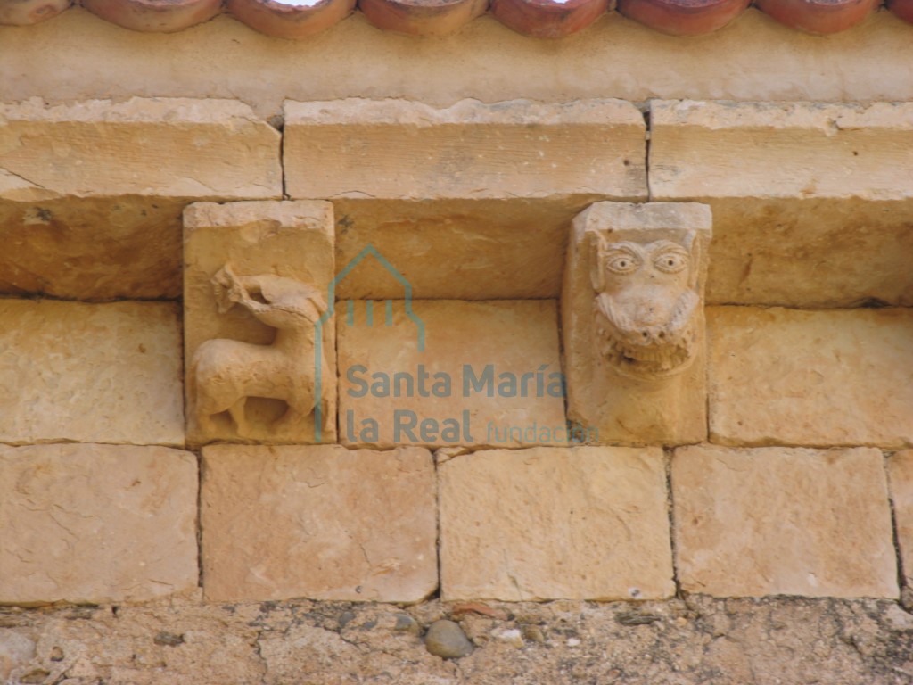 Canecillos en la cornisa del tramo recto de la cabecera