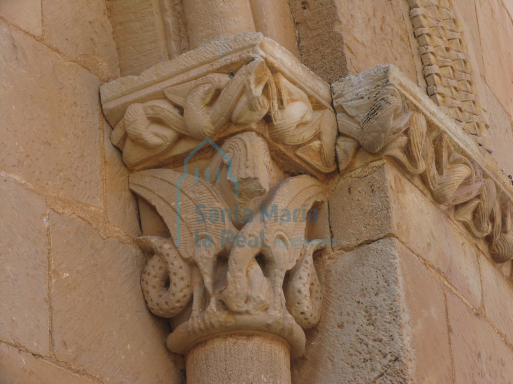 Capitel derecho de la ventana absidal más meridional. Arpías con los cuellos cruzados Capitel derecho de la ventana absidal más meridional. Arpías con los cuellos cruzados