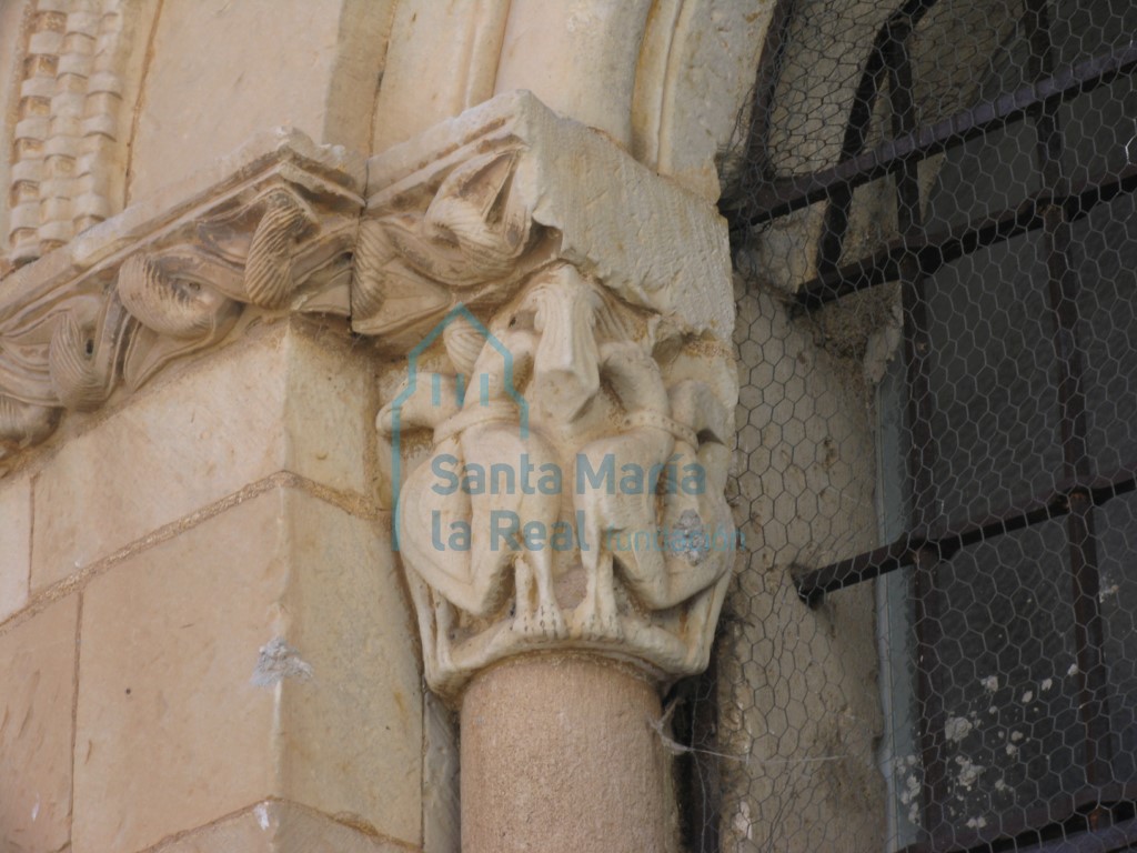 Capitel izquierdo de la ventana central del ábside. Aves contrapuestas