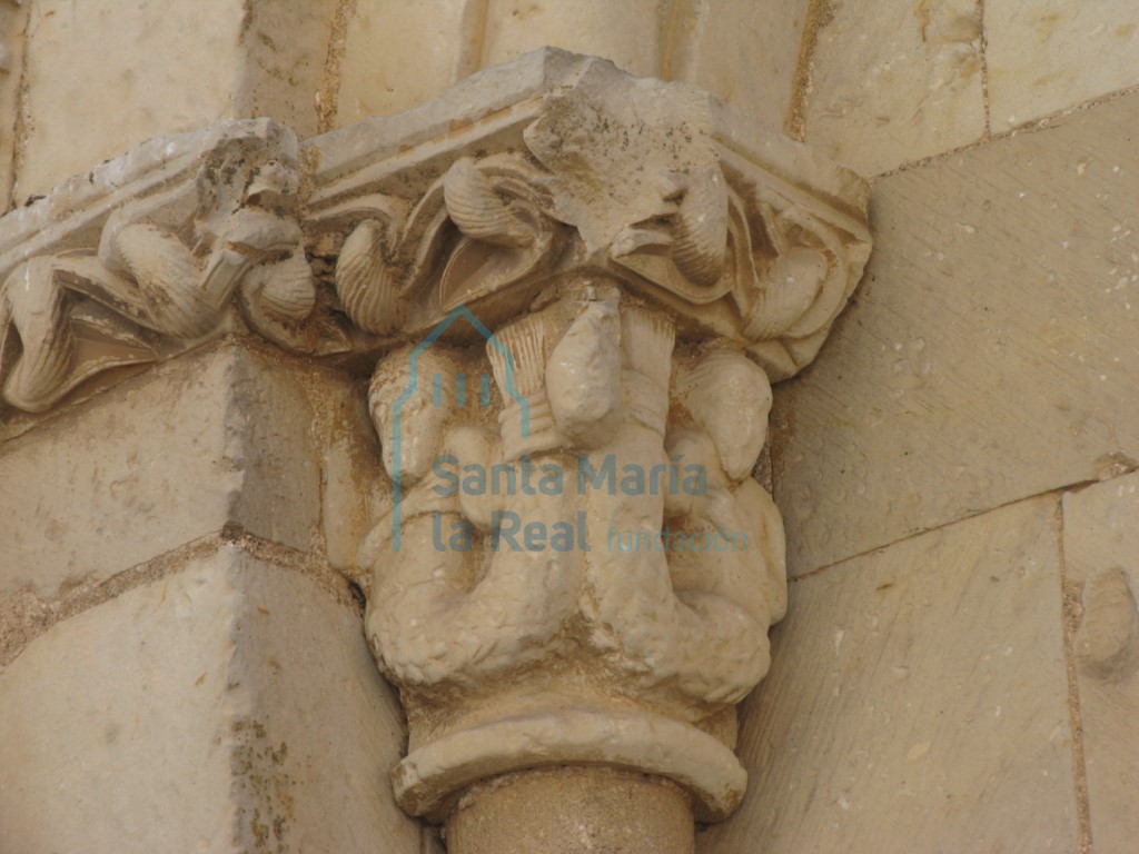 Capitel izquierdo de la ventana absidal septentrional. Nereidas Capitel izquierdo de la ventana absidal septentrional. Nereidas