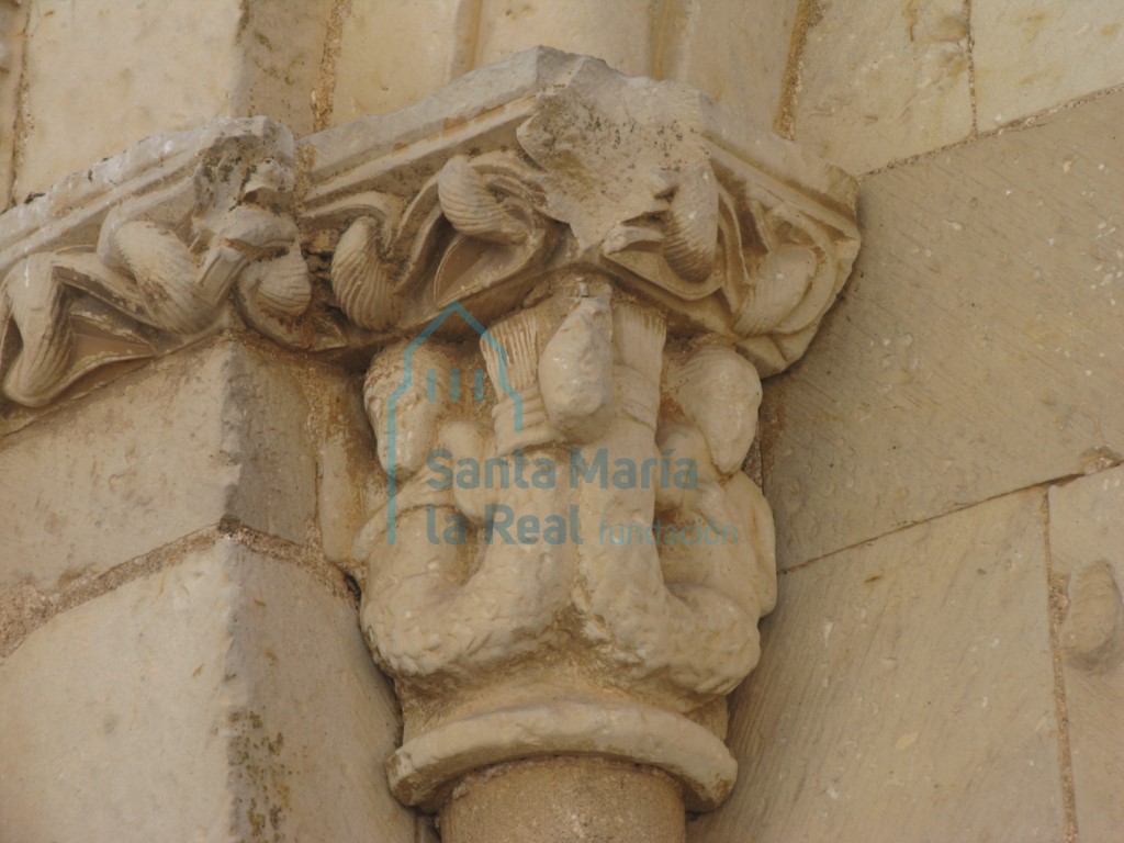 Capitel izquierdo de la ventana absidal septentrional. Nereidas