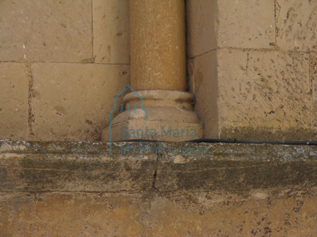 Detalle exterior de una basa ática de una de las columnas de las ventanas absidales