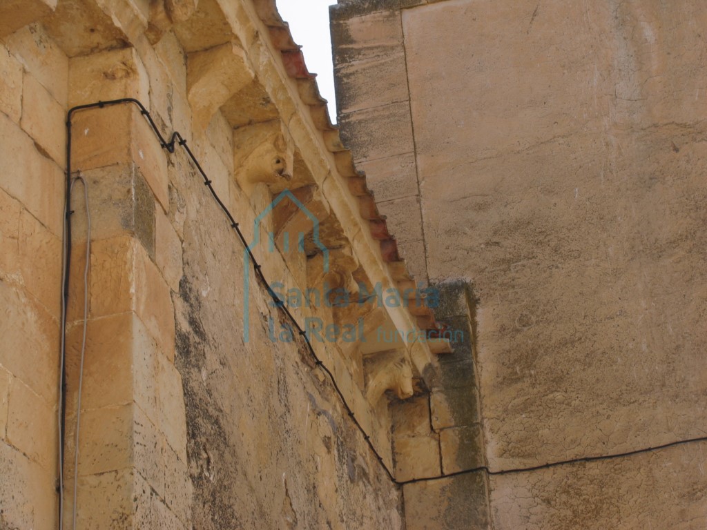 Canecillos en la cornisa del lado recto de la cabecera