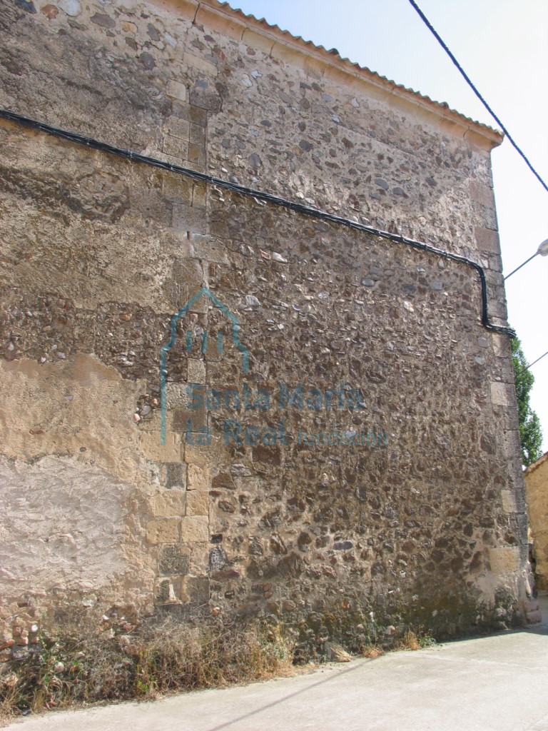 Vista exterior de la fachada norte de la iglesia