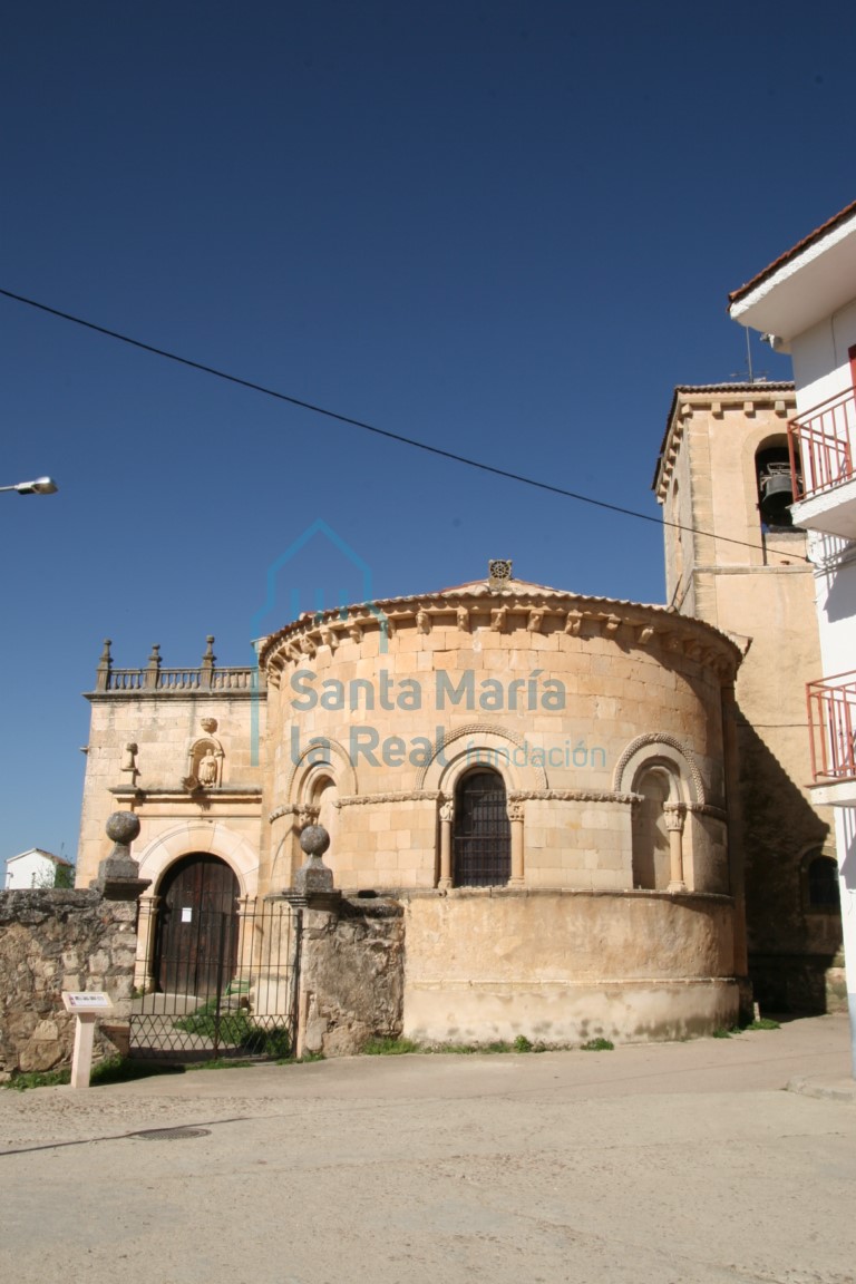 Vista exterior de la iglesia desde el sur