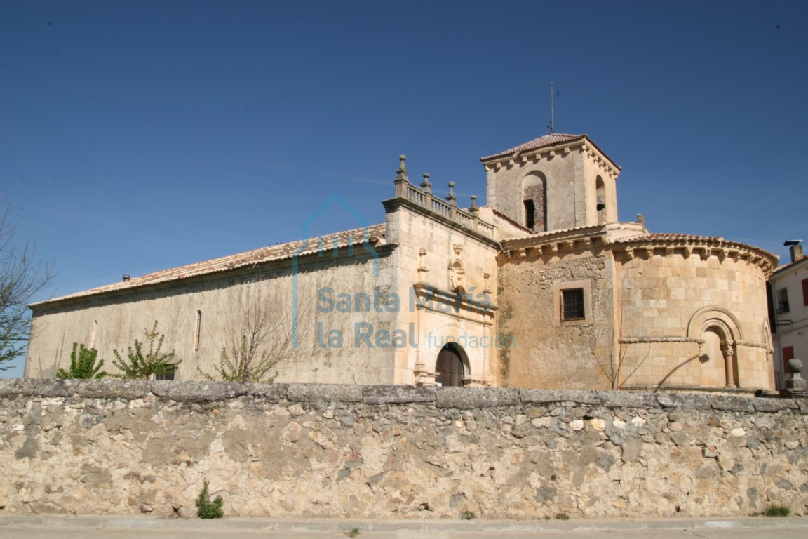 Vista exterior desde el sur de la iglesia