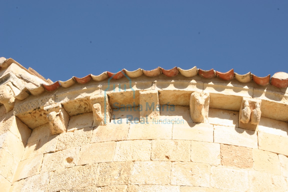 Detalle de la cornisa del ábside