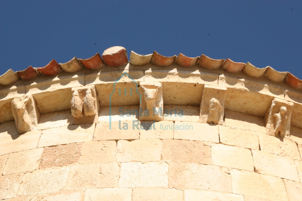 Detalle de la cornisa del ábside