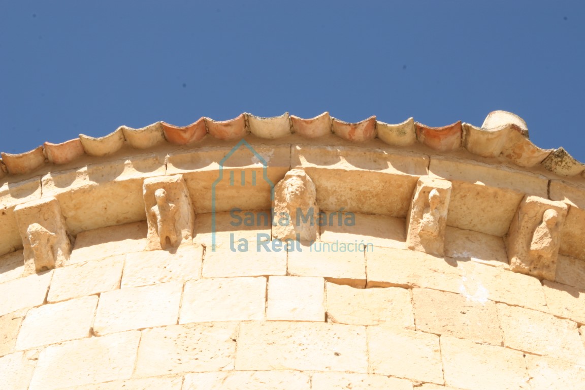Detalle de la cornisa del ábside