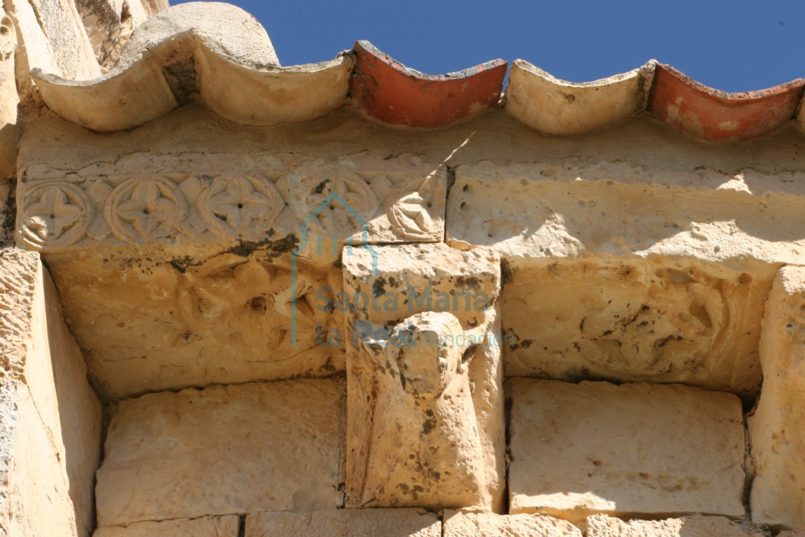 Detalle del arranque meridional del tramo curvo, con decoración de tetrapétalas y hexapétalas inscritas en círculos. Y un canecillo de dificil identificación