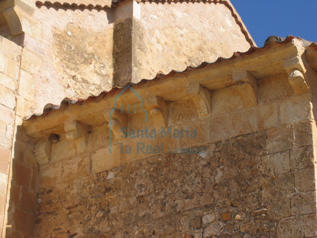 Canecillos en la cornisa del tramo recto de la cabecera