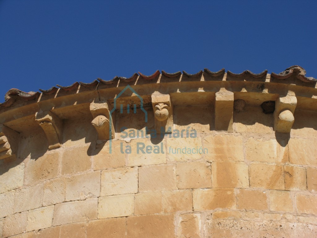 Canecillos  en la cornisa del ábside