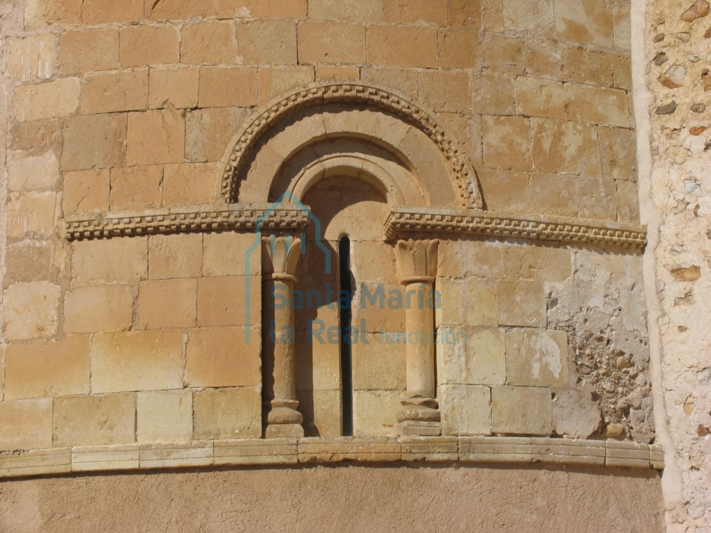 Aspillera del ábside al norte