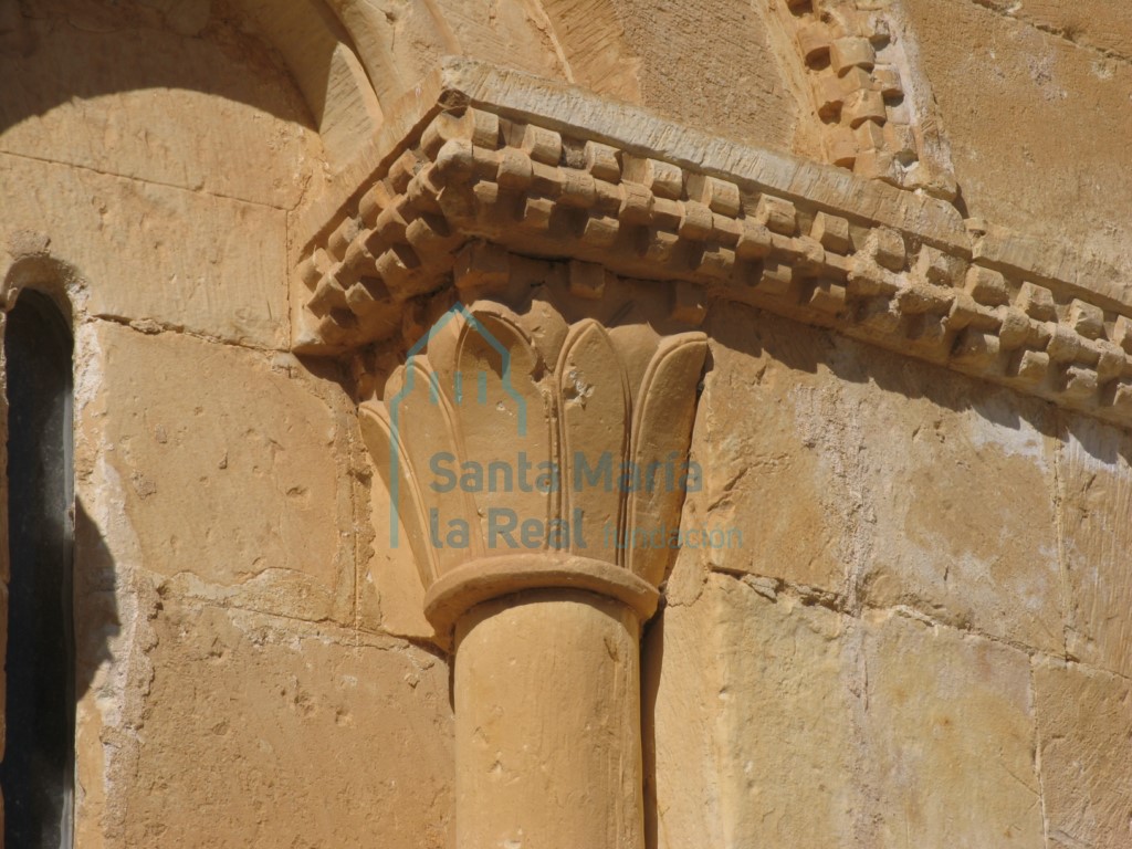 Capitel e imposta taqueada de la aspillera norte del ábside