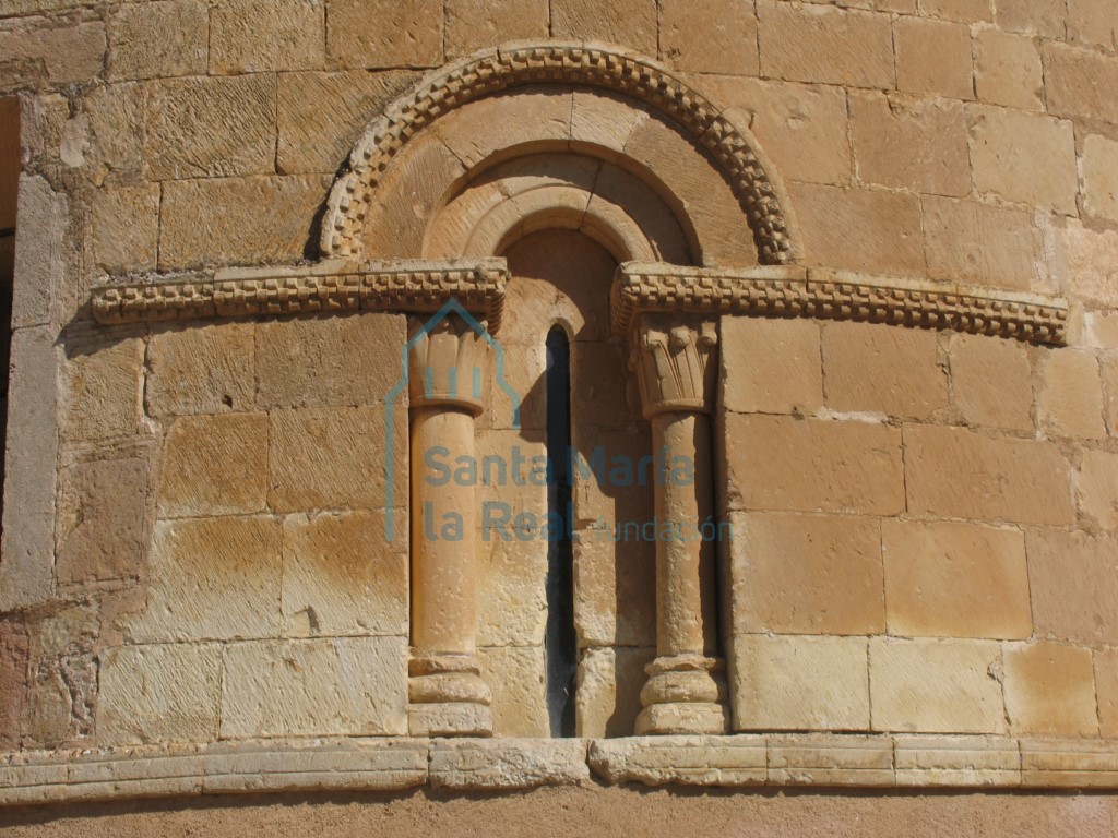 Aspillera sur del ábside