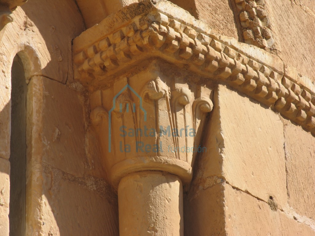 Detalle del capitel derecho y de la imposta taqueada de la aspillera sur del ábside