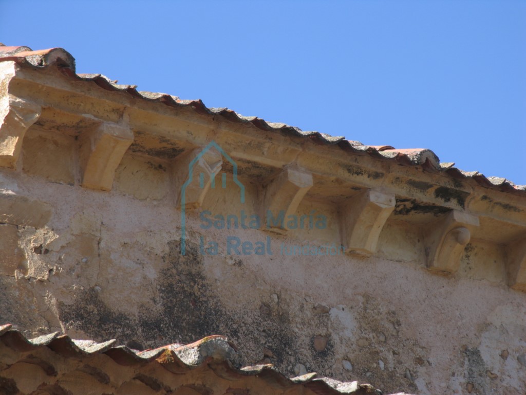 Canecillos nacelados en la cornisa meridional de la nave central