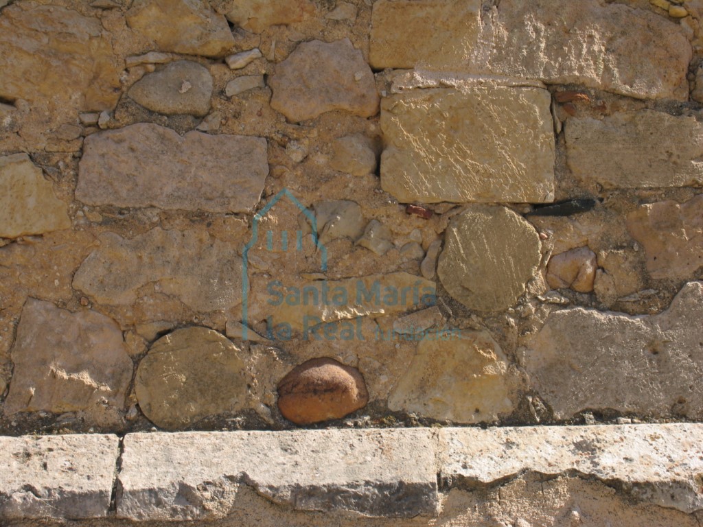 Elementos reutilizados en el muro