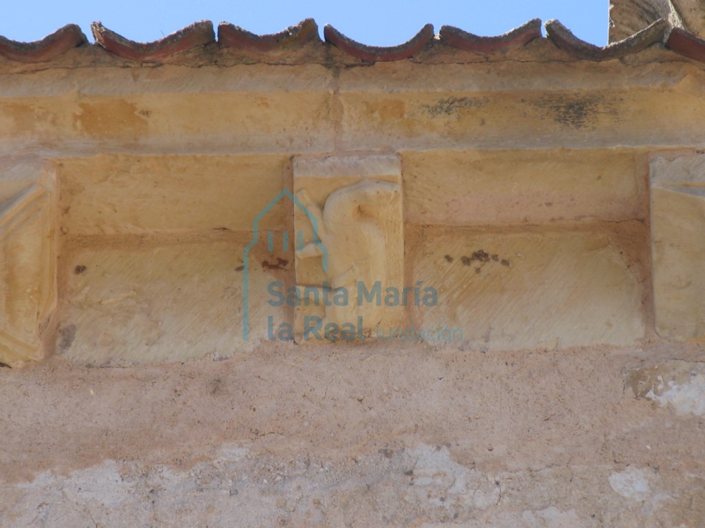 Canecillos en la cornisa del tramo recto de la cabecera