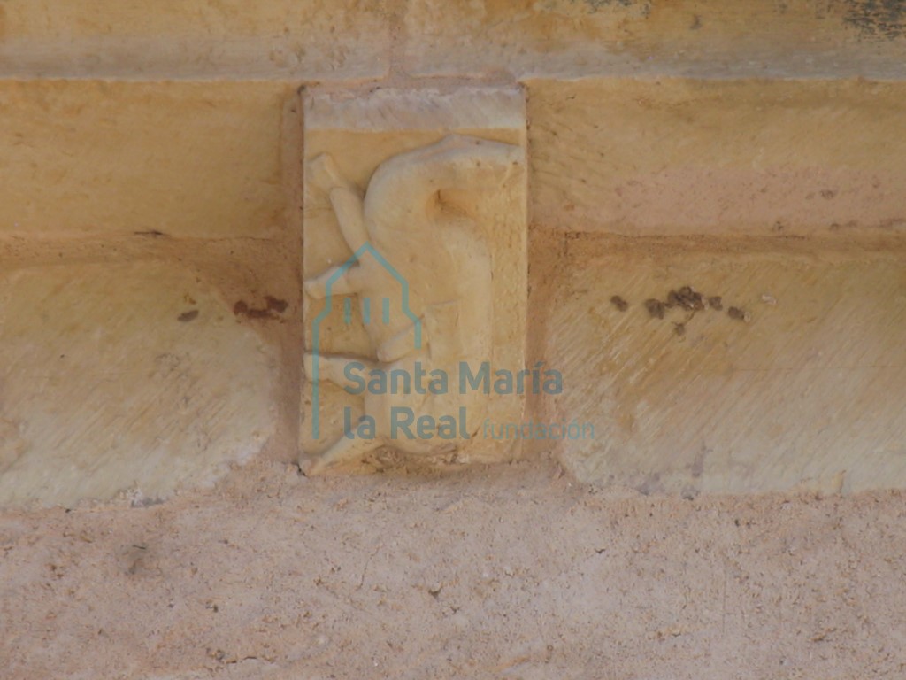 Canecillo en la cornisa de la cabecera
