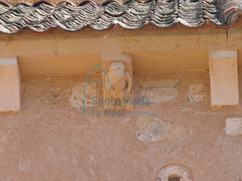 Canecillo en la cornisa del pórtico