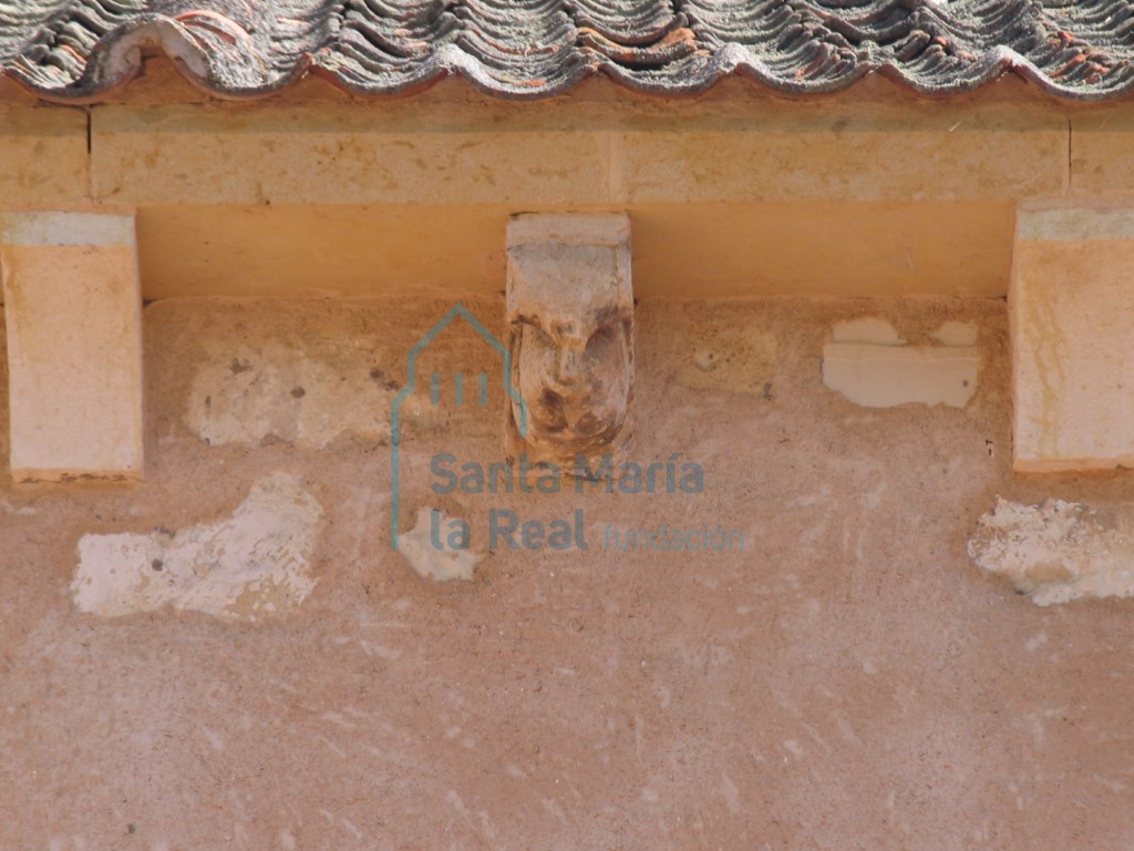 Canecillo en la cornisa del pórtico