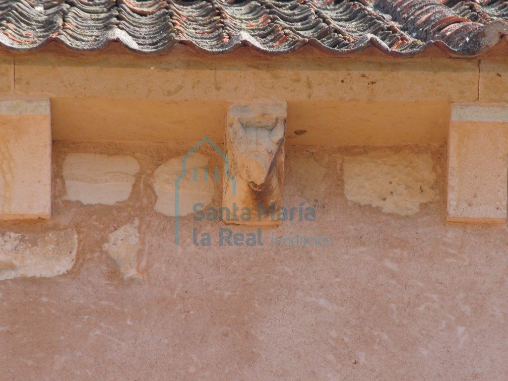 Canecillo en la cornisa del pórtico
