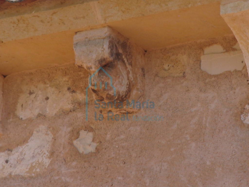 Canecillo en la cornisa del pórtico